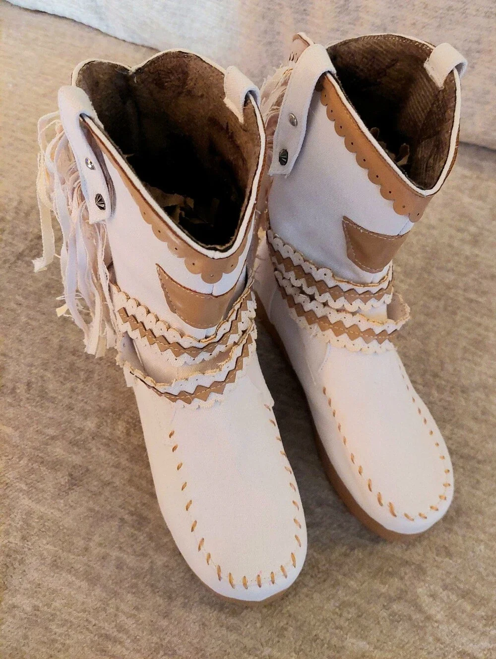 Boho-Chic White Fringe Western Moccasin Platform Boots - Size US 6 (No Brand)
